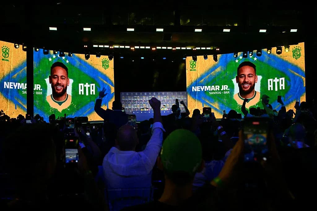 Fans cheering at Neymar Jr. announcement event