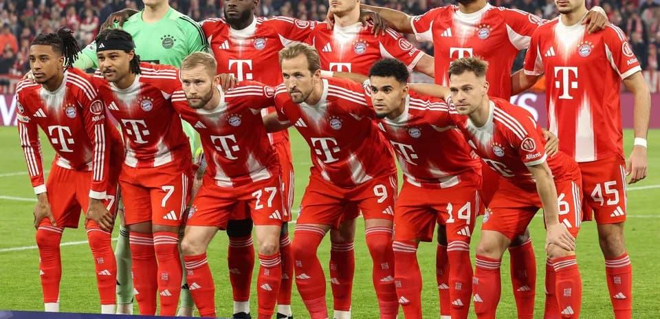 Bayern Munich team posing for a group photo