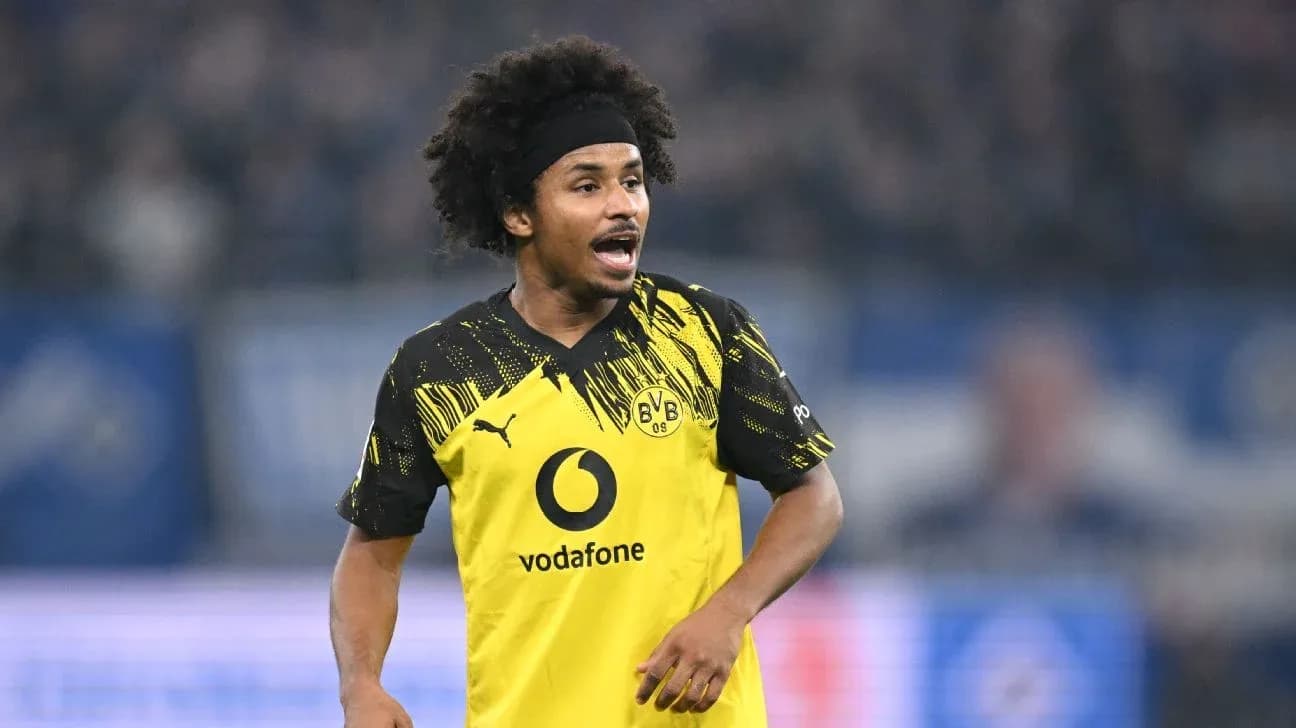 Player in Borussia Dortmund kit during match