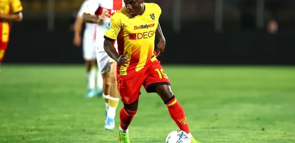 Lecce player dribbling the ball in match