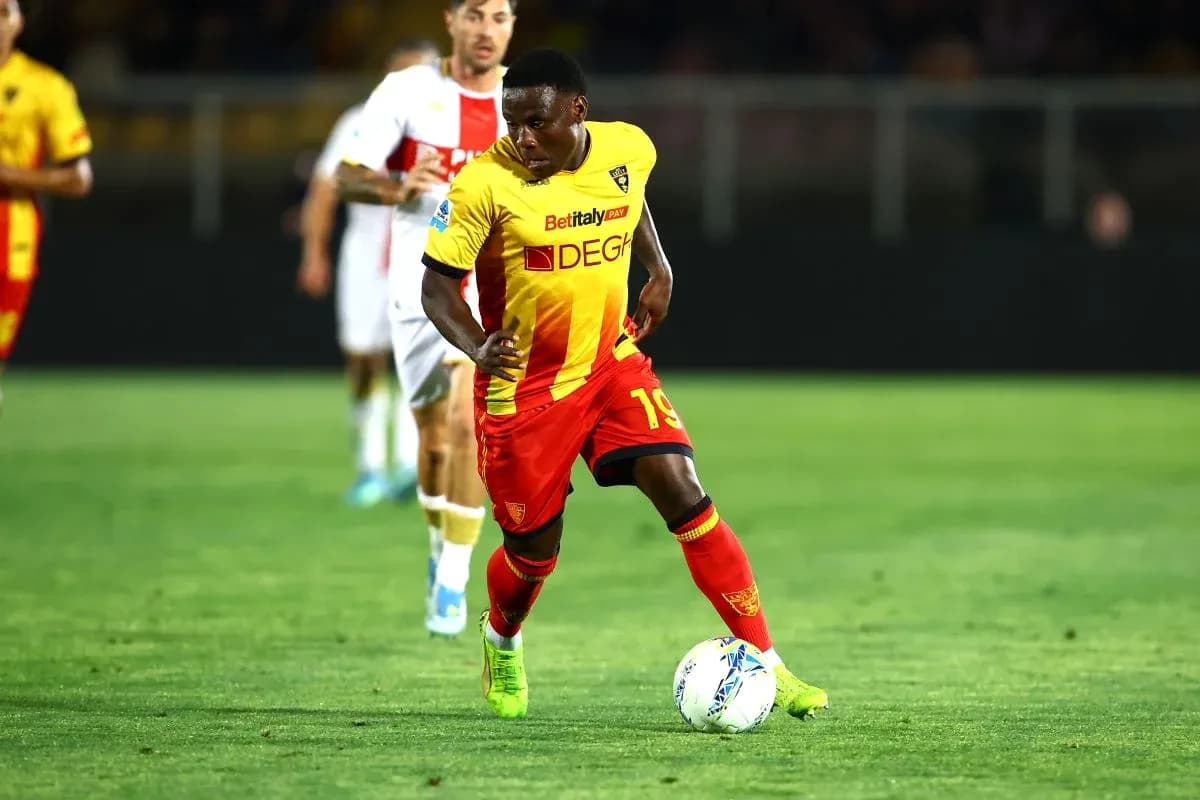 Lecce player dribbling the ball in match