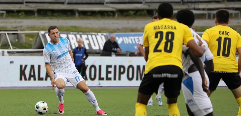 Player from Universitatea Craiova dribbling the ball