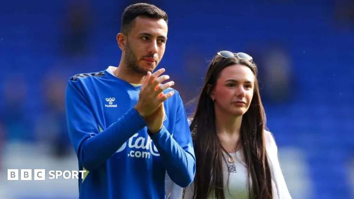 Player applauding with a woman after a match