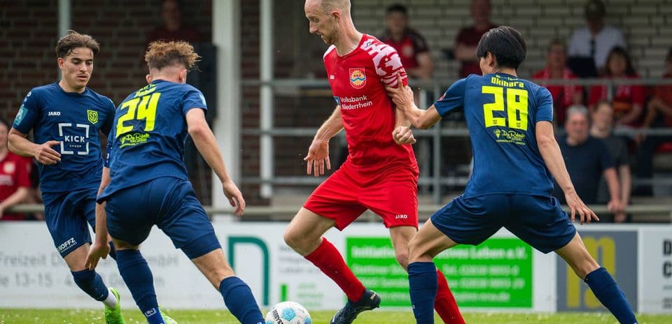 SC St. Tönis player in action against Hilden