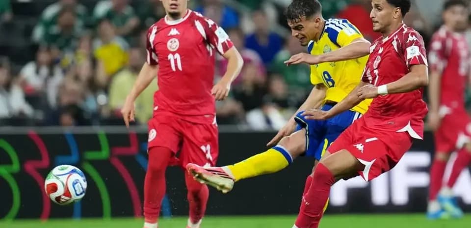 Sweden player shooting while two Tunisia defenders approach