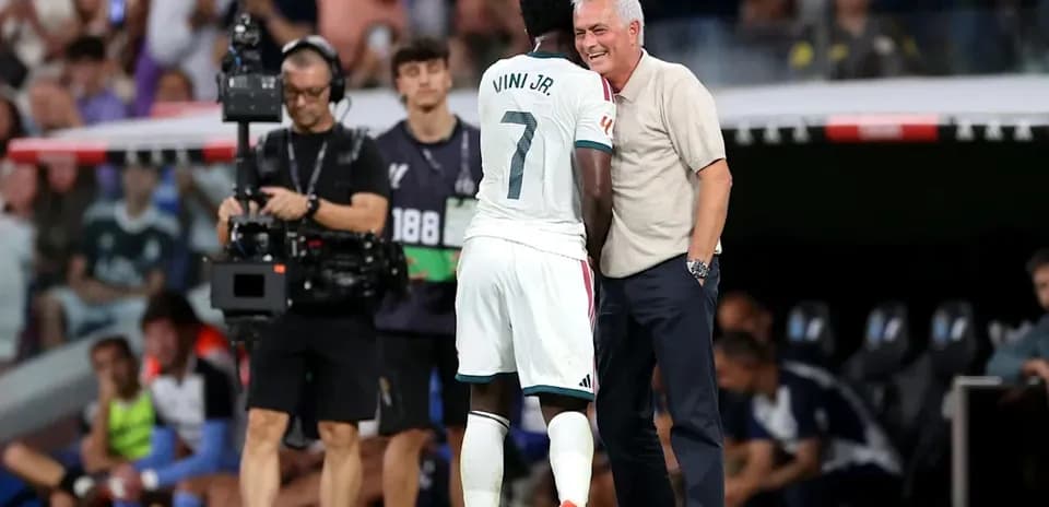 Vini Jr. and coach interacting on the sideline