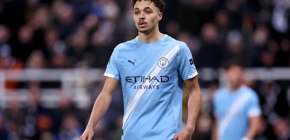 Player in light blue Manchester City kit on field