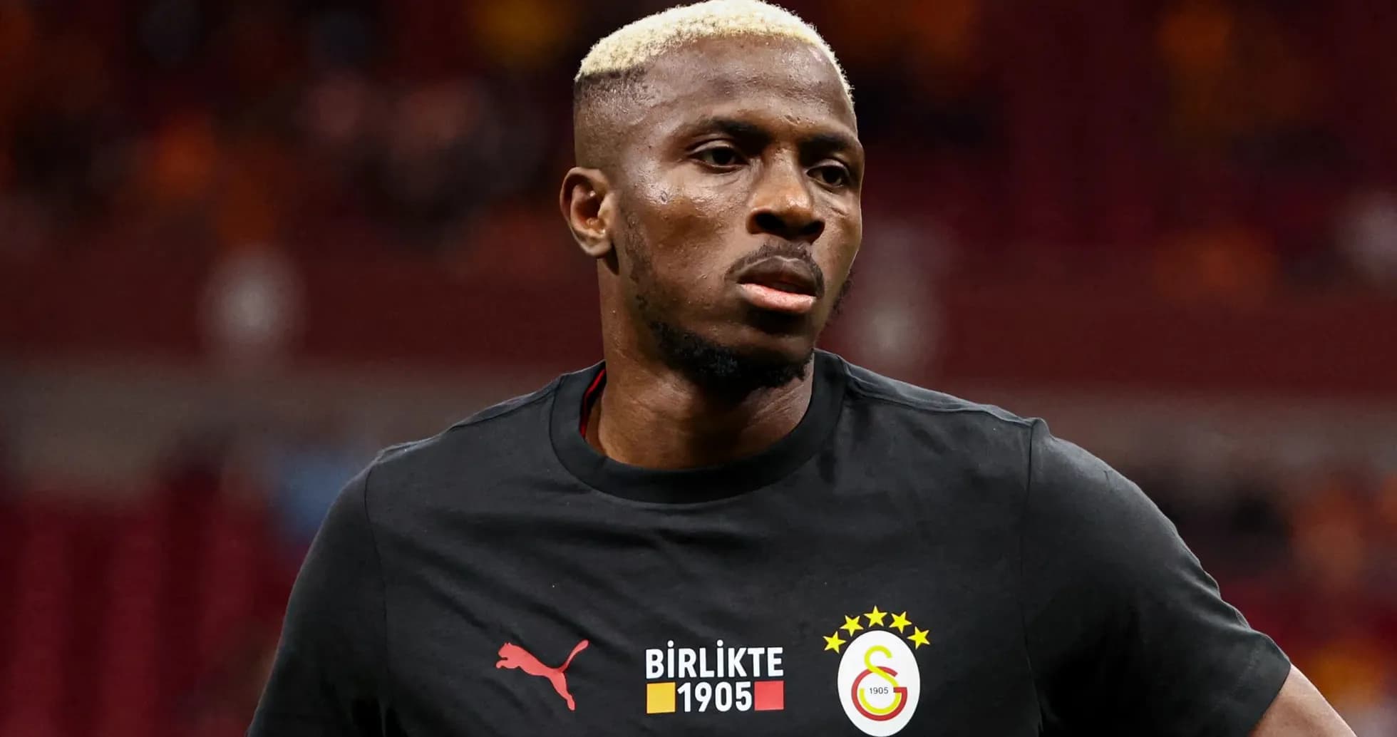 Player warming up in Galatasaray training kit
