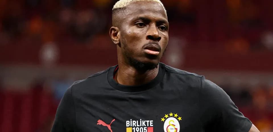 Player warming up in Galatasaray training kit