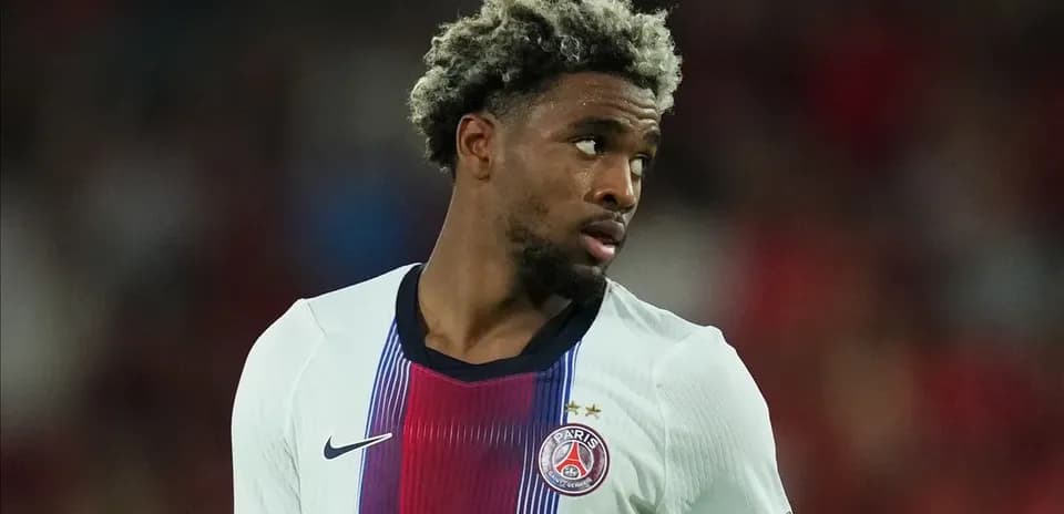 Player in PSG jersey during match