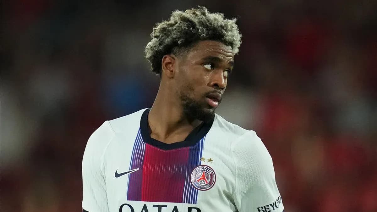 Player in PSG jersey during match
