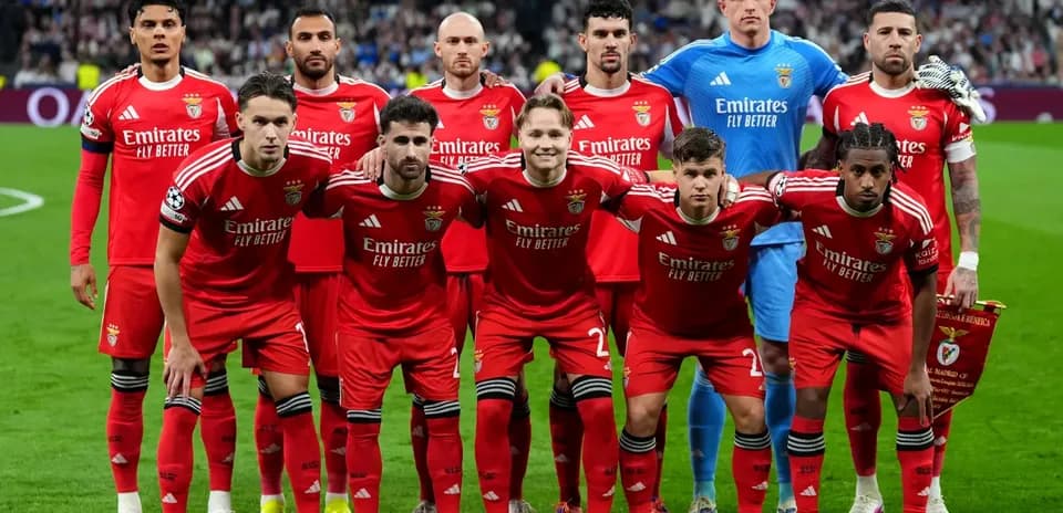 Benfica starting lineup before UEFA match