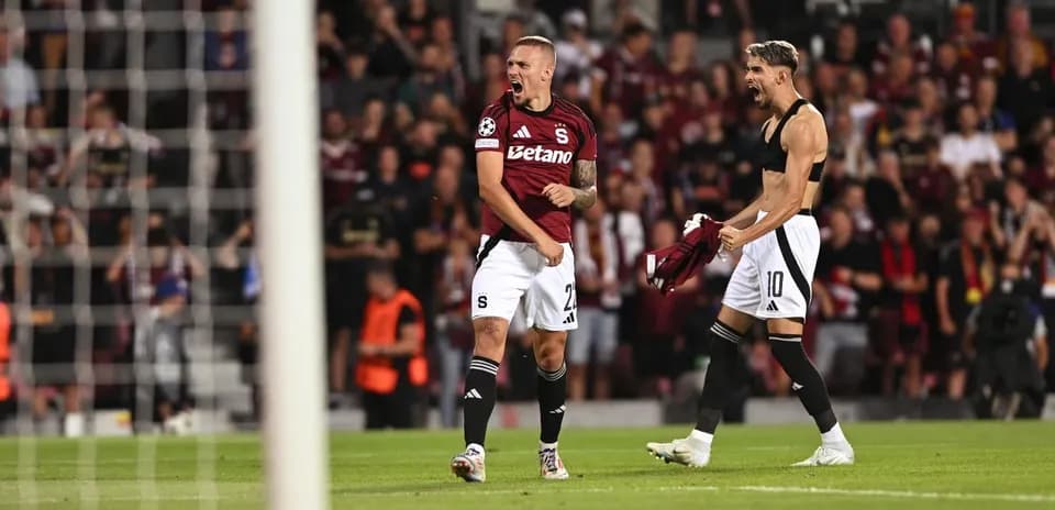 Sparta Praha players celebrating on the pitch