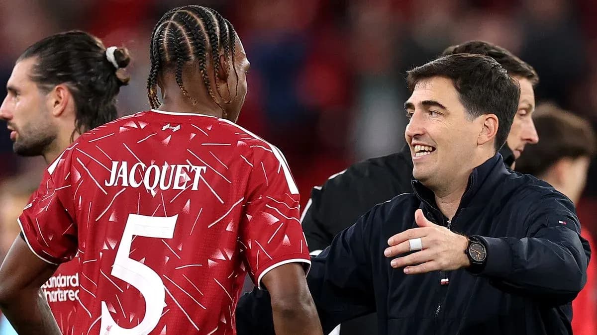 Coach congratulating player Jacquet after match