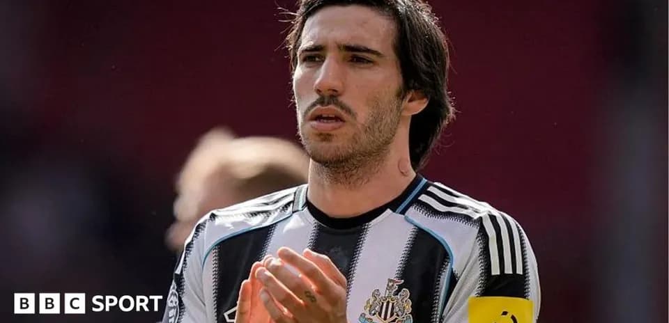Player applauding on the pitch in Newcastle kit