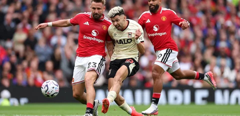 Manchester United players challenging Ipswich attacker