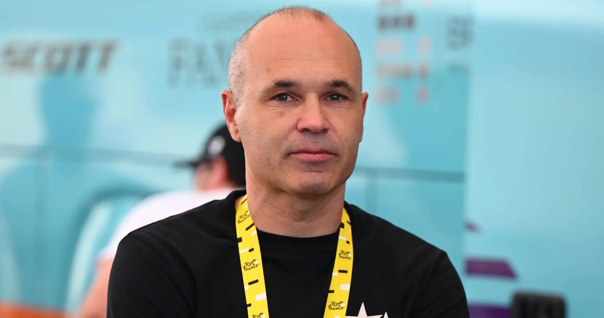 Person with yellow lanyard at cycling event