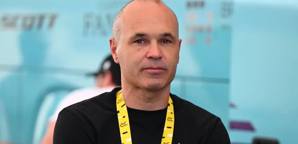 Person with yellow lanyard at cycling event