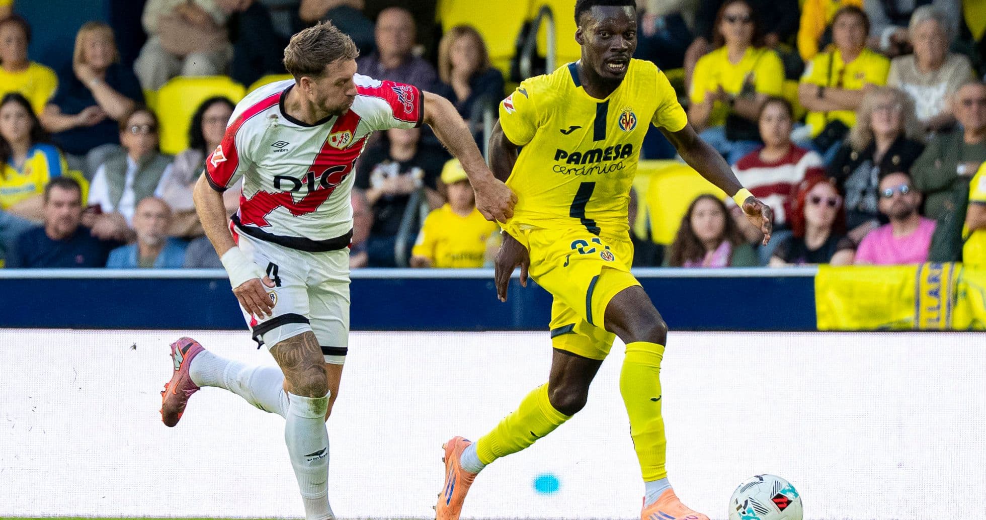 Rayo Vallecano player challenges Villarreal midfielder