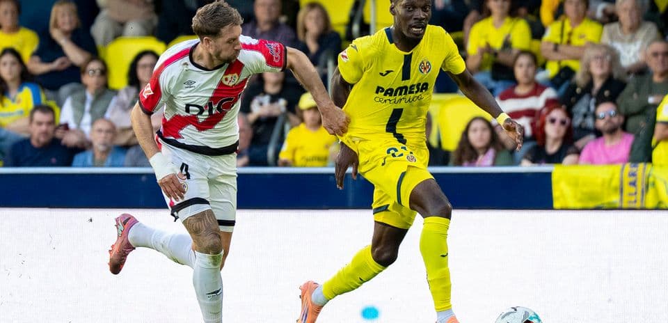 Rayo Vallecano player challenges Villarreal midfielder