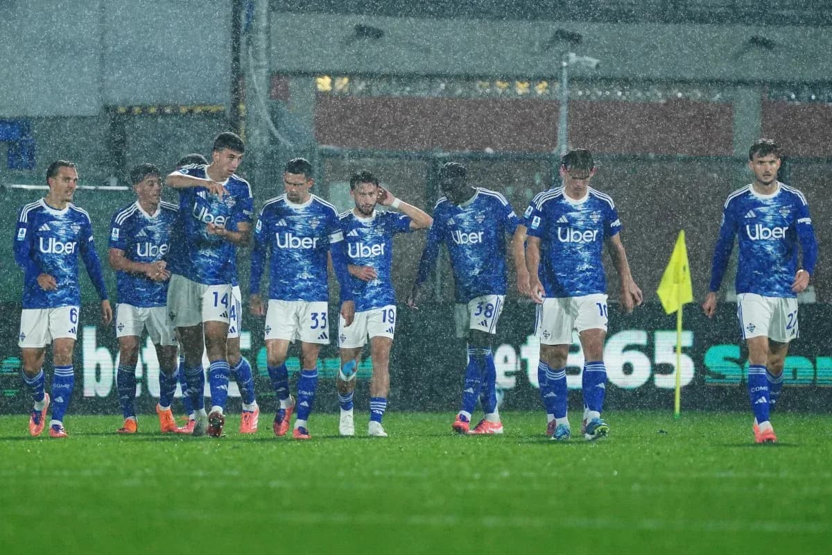 Como players celebrating during rainy match