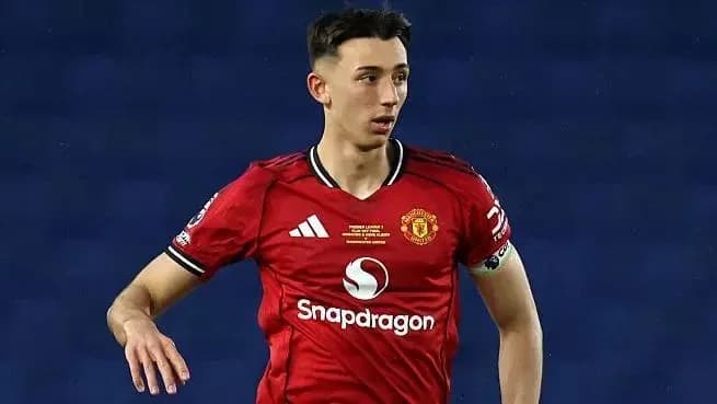 Player in red Manchester United kit on field