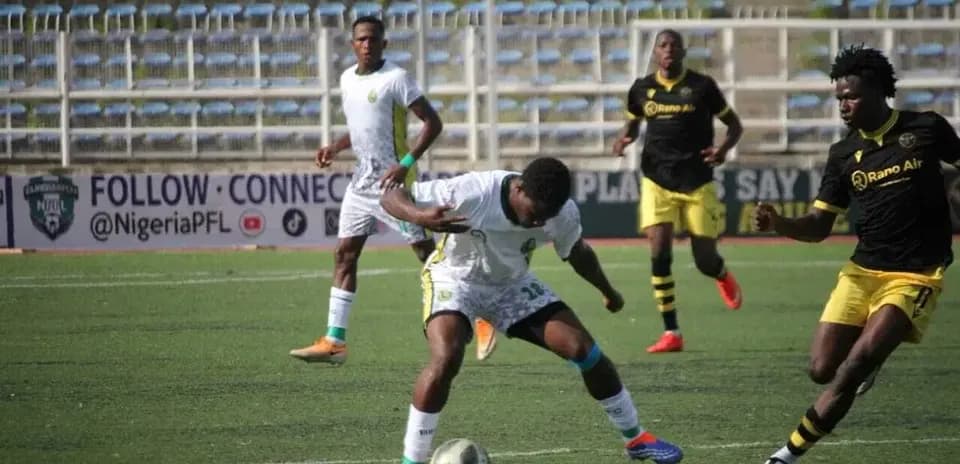 Player dribbling during Enugu Rangers match