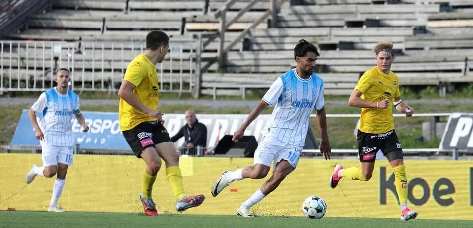 Universitatea Craiova player dribbling past opponents