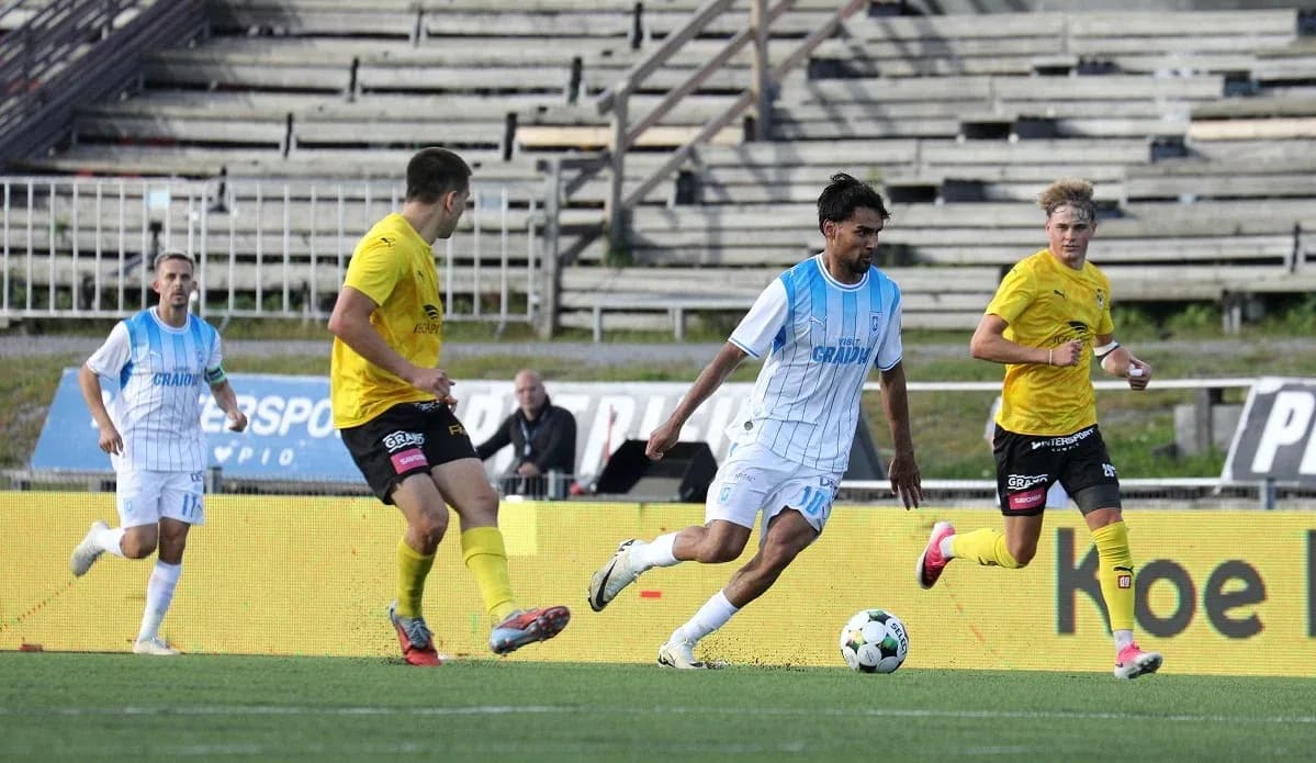Universitatea Craiova player dribbling past opponents