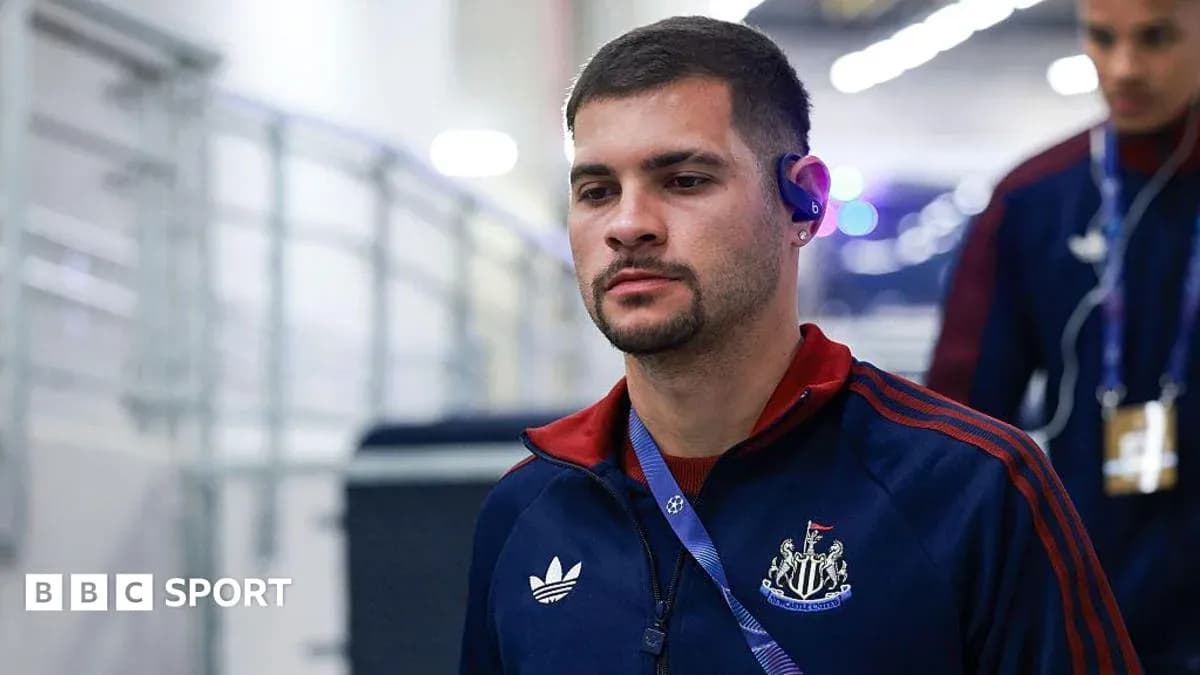 Player arriving at venue wearing team tracksuit