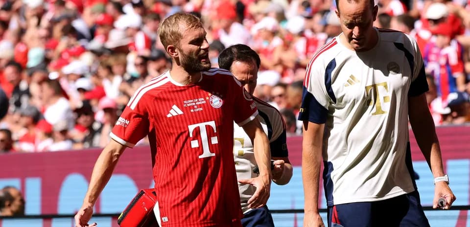 Bayern Munich players on the sidelines during match