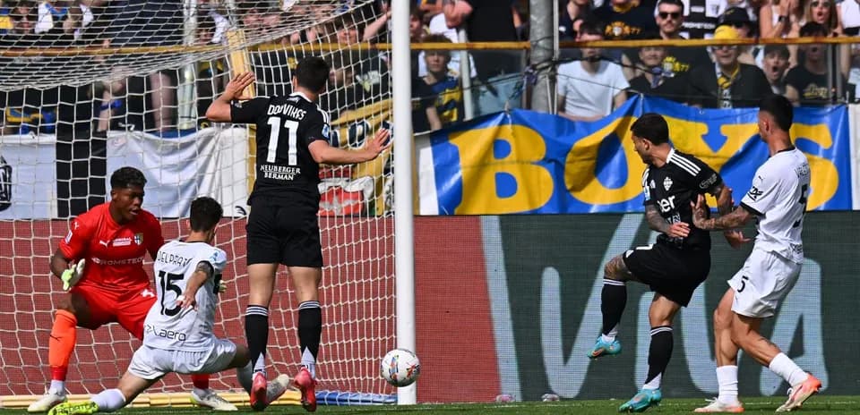 Como player attempts to score against Parma