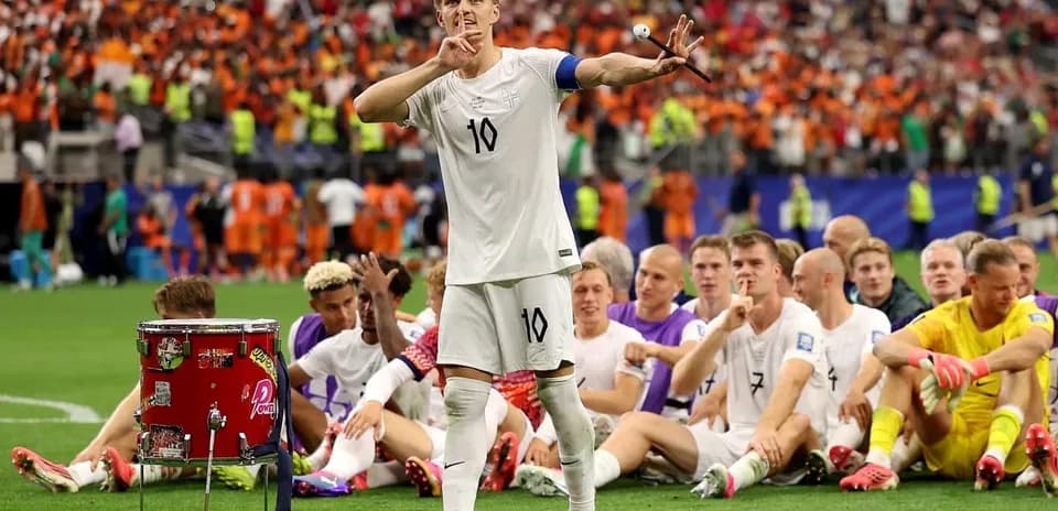 Player signaling silence with teammates seated behind