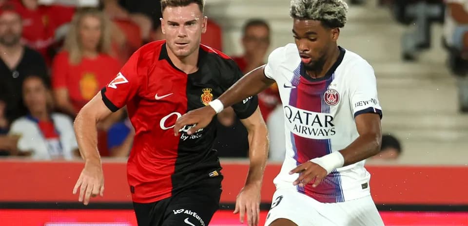 Player from PSG dribbling past Mallorca defender