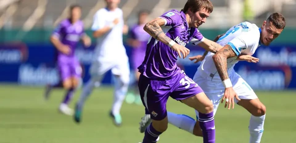Fiorentina player dribbling past Napoli defender