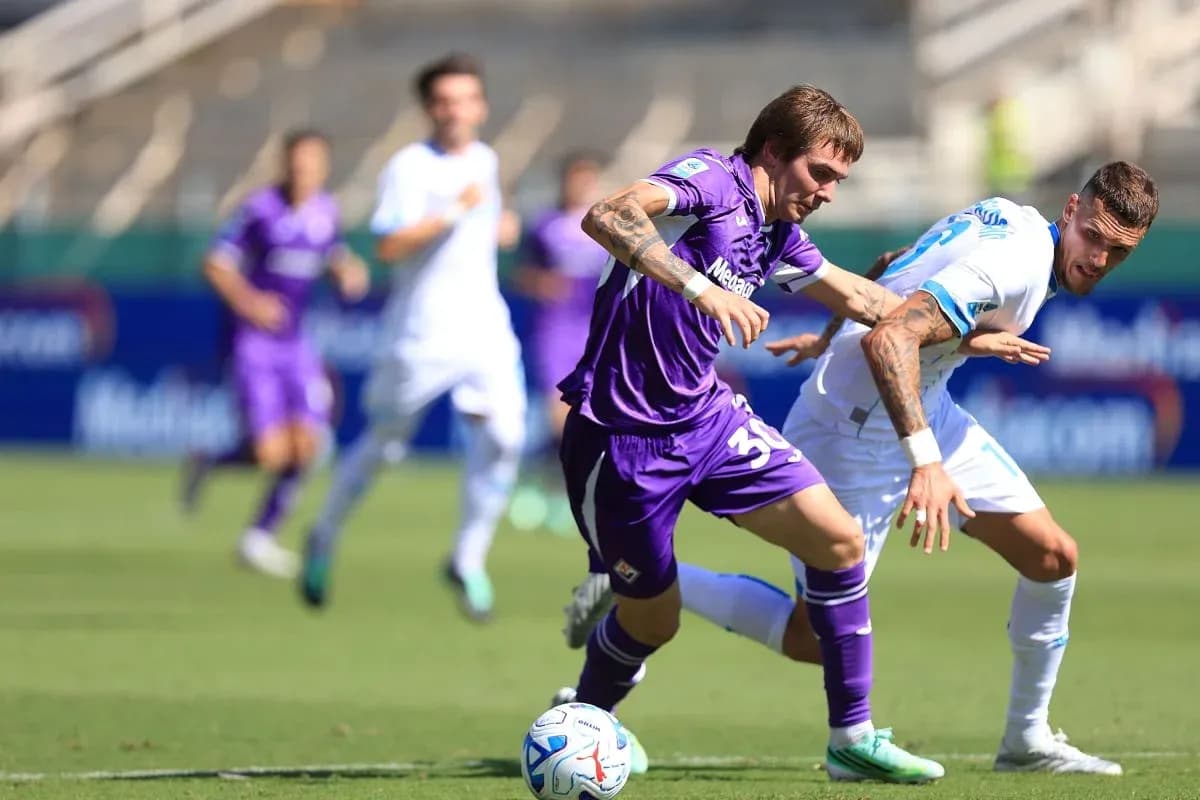 Fiorentina player dribbling past Napoli defender