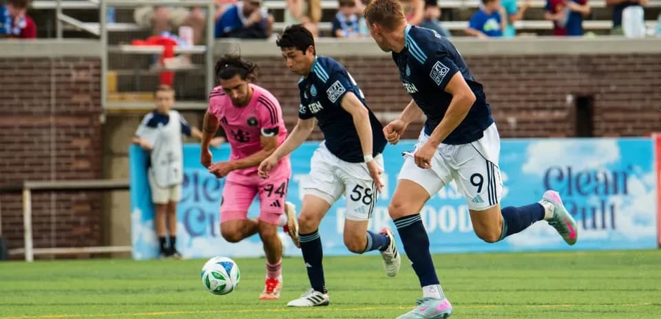 Chattanooga players competing for the ball