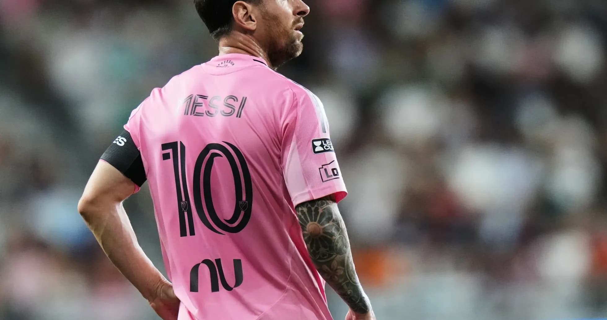 Player in pink jersey with 'Messi' and number 10