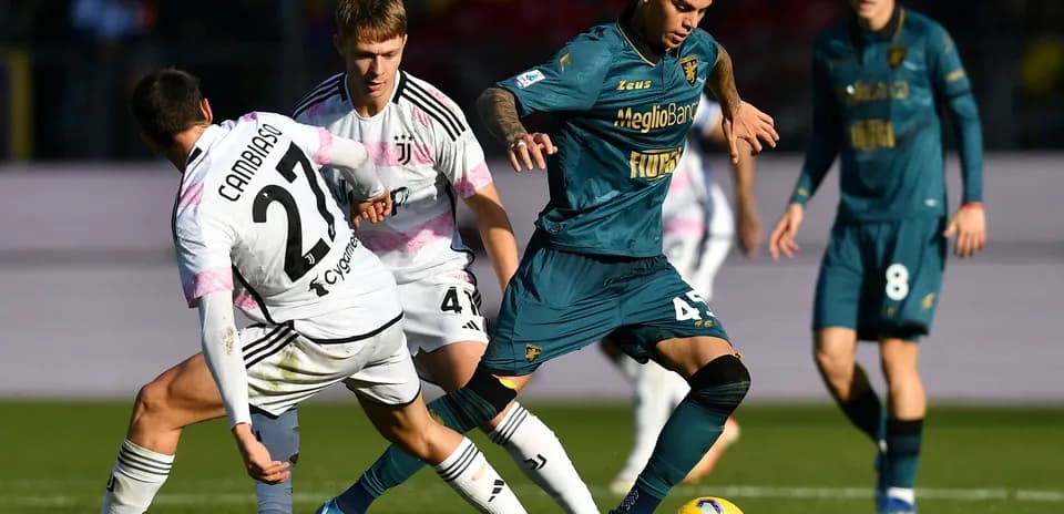 Frosinone and Juventus players in action