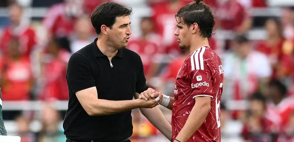 Coach discussing with player during a match