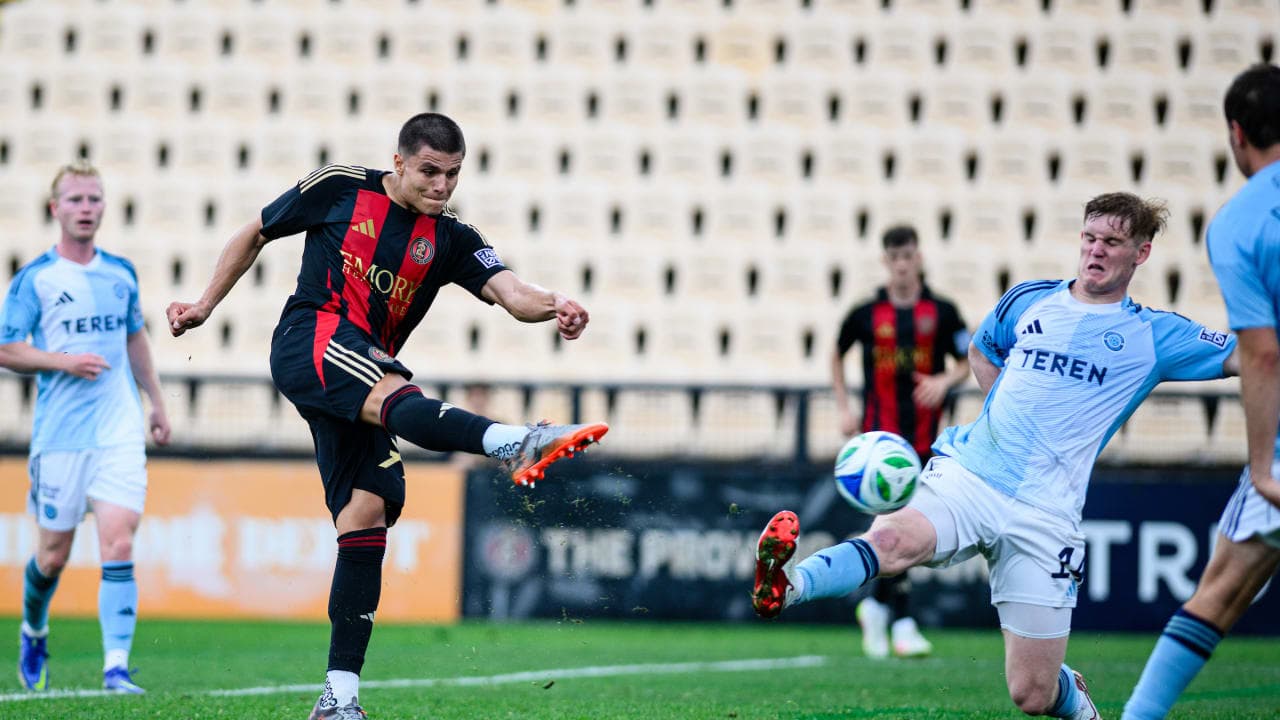 Player shooting the ball during Atlanta match