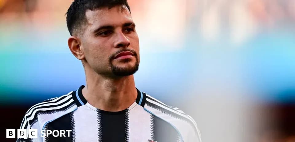 Player in Newcastle United jersey on the field