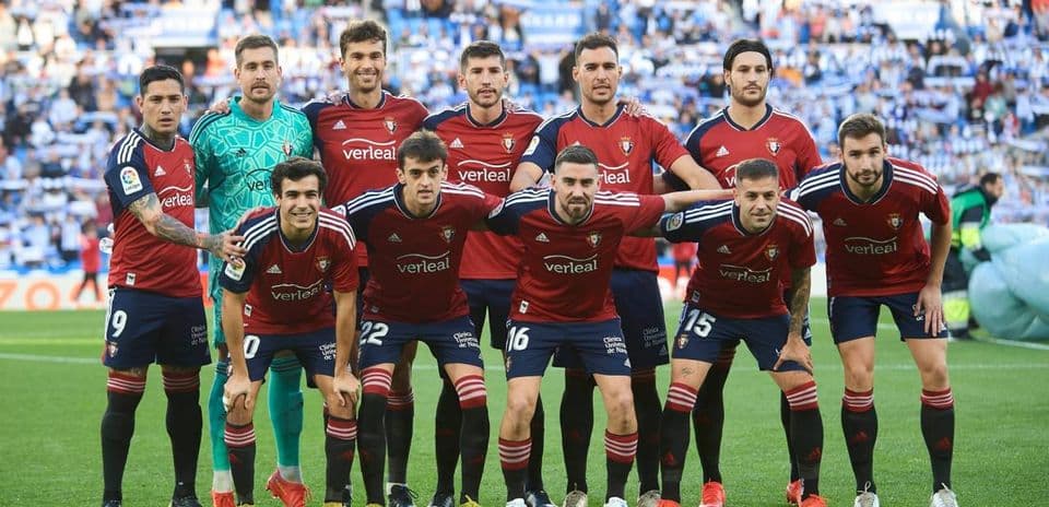 Osasuna players posing before the match