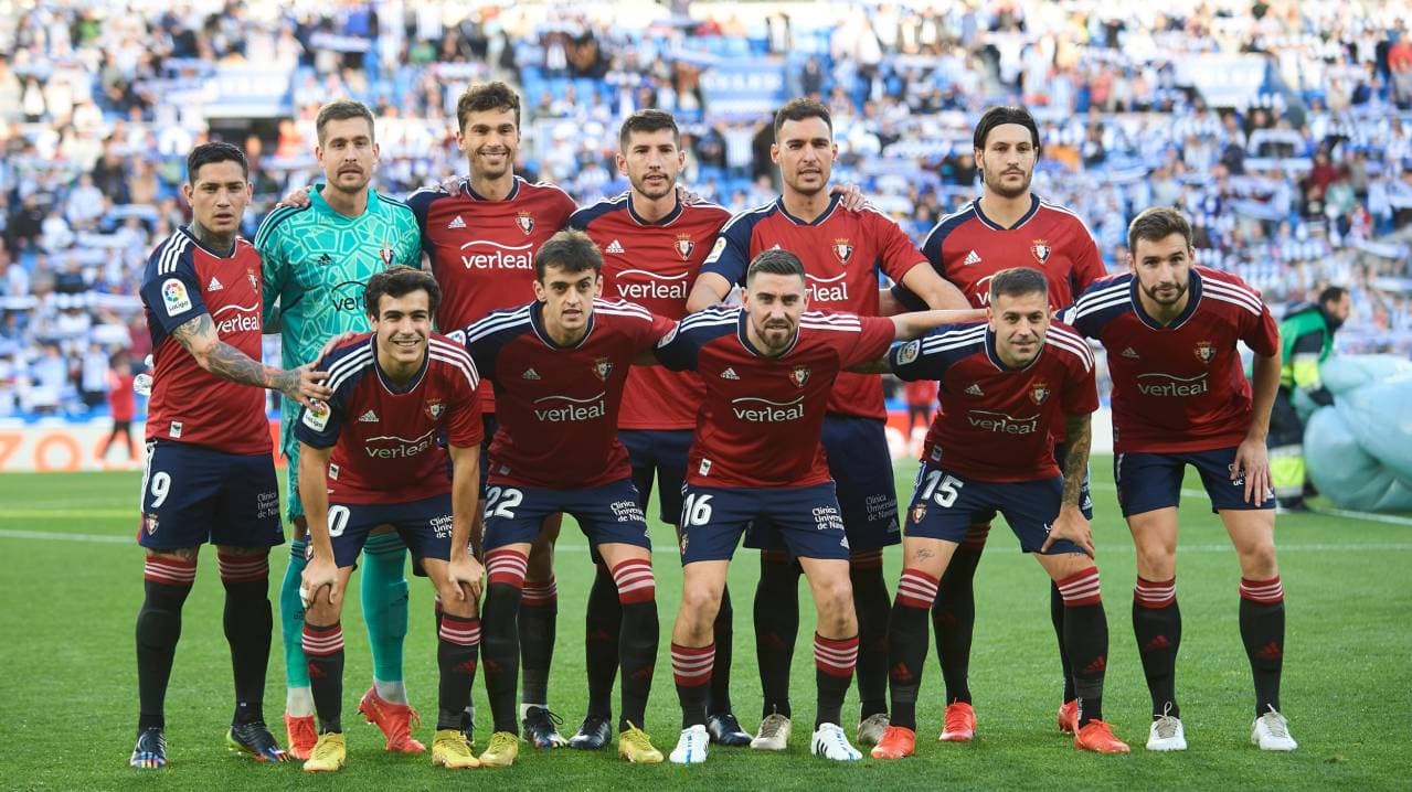 Osasuna players posing before the match