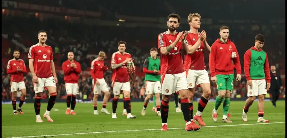 Manchester United players applauding fans after match