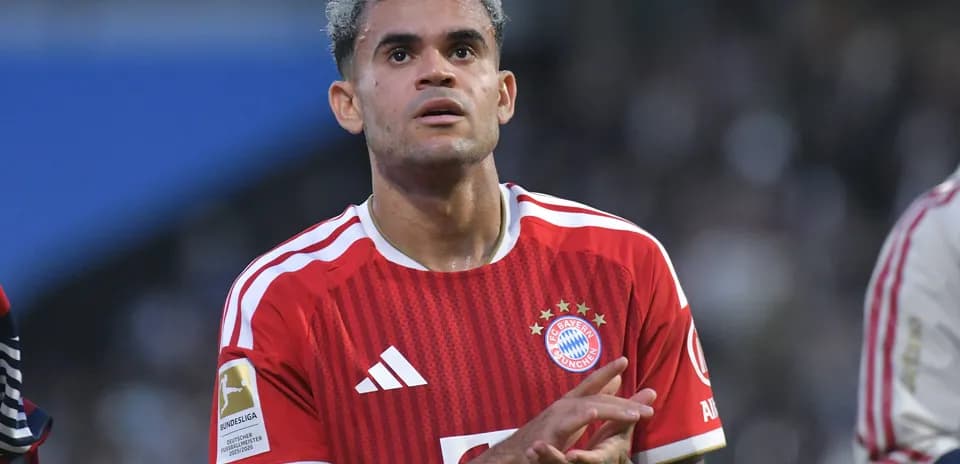 Bayern Munich player clapping on the field