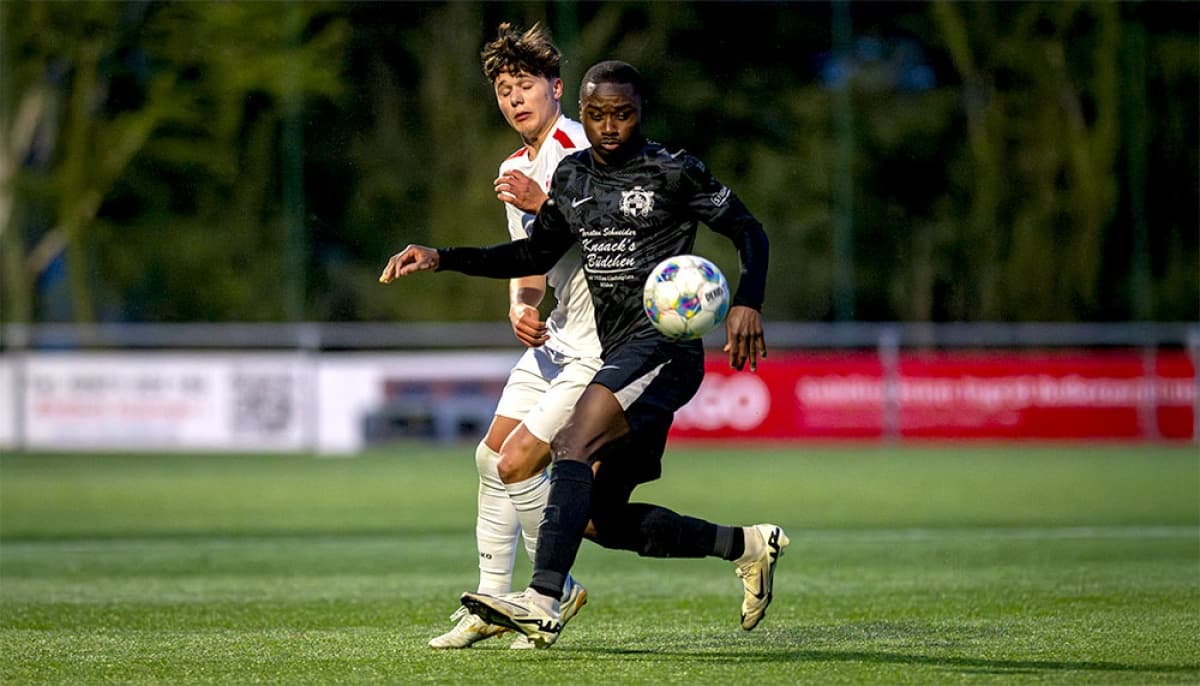 Player kicking the ball during Büderich match