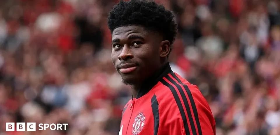 Player in Manchester United jersey on field