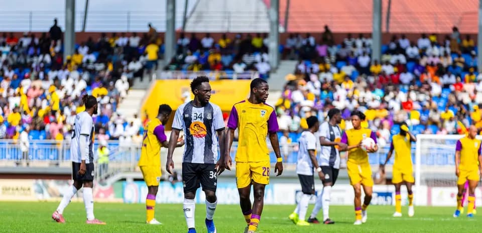 Players from TP Mazembe and Medeama during match