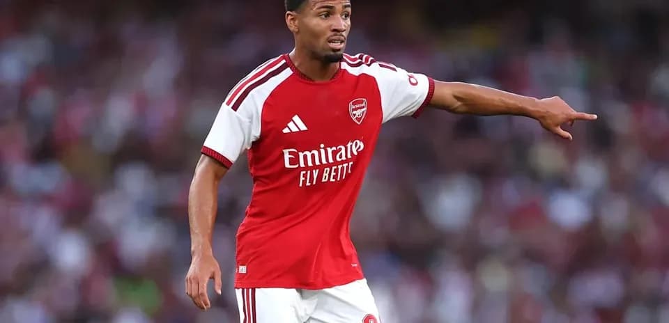 Player gesturing during match in Arsenal kit